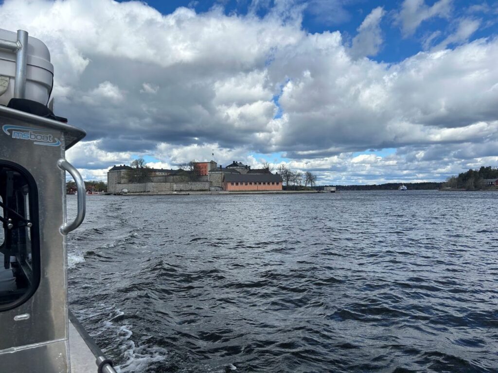 Tucked away among the icy islands of the Stockholm Archipelago lies one of Sweden’s most unforgettable experiences — a floating sauna drifting quietly on the Baltic Sea.