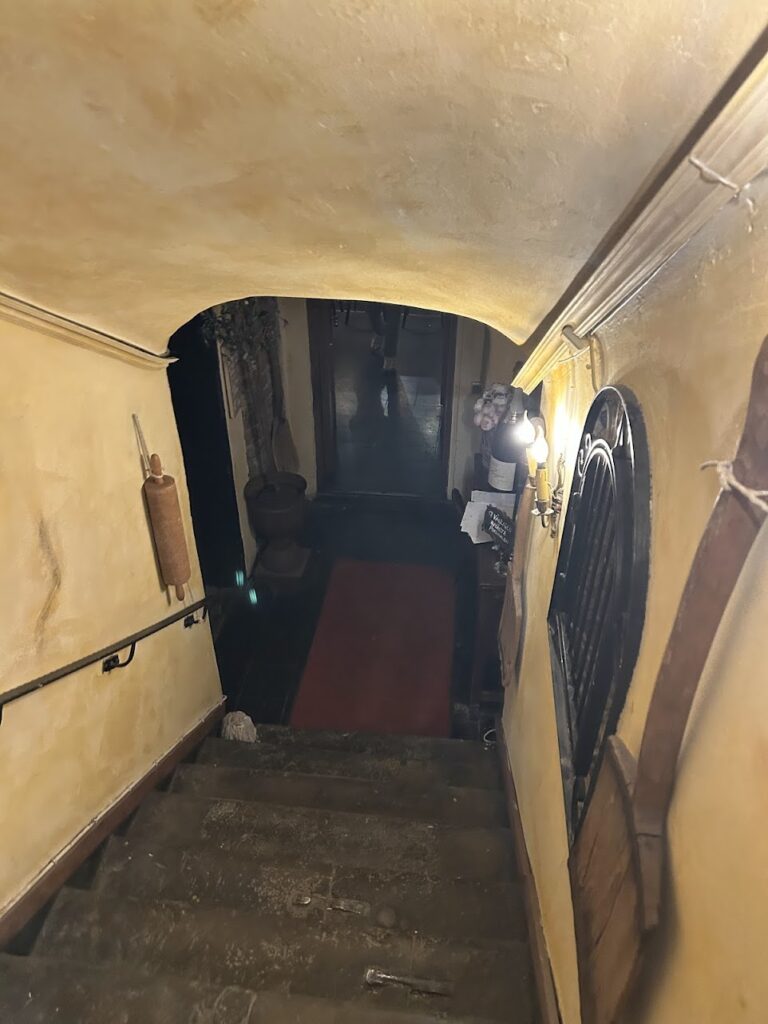 The passage to Vinvalvet 1644, a cozy fie dining spot near Hilton Stockholm Slussen.