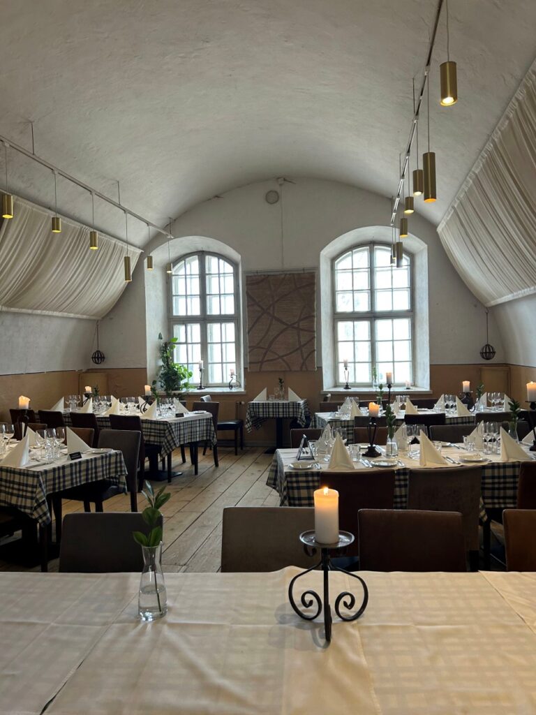 Rustic interior of Suomenlinna Brewery featuring Finnish brewing traditions