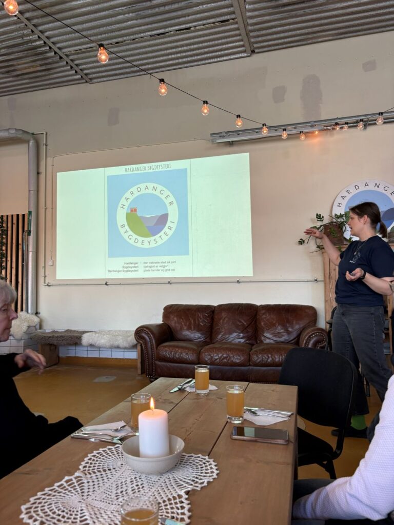 Learning about sustainable dairy farming at Hardanger Bygdeysteri