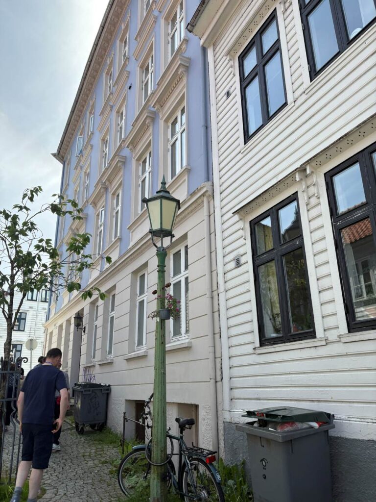 A cozy neighborhood i Bergen explored on foot.