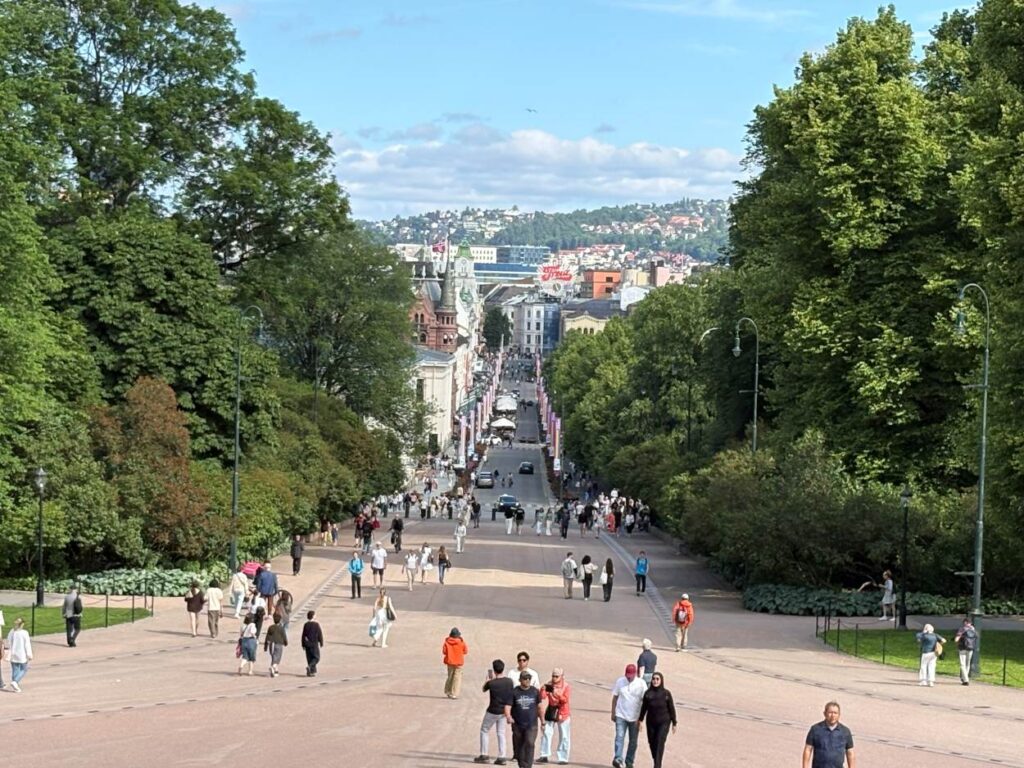 The Royal Palace in Oslo surrounded by landscaped gardens and wide tree-lined avenues.